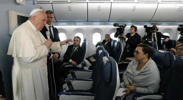 Papa Francesco promuove i podcast, e ai giornalisti chiede di ascoltare col cuore: basta gossip