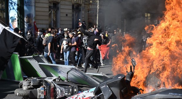 Parigi, scontri alla marcia per il clima tra i black bloc e la polizia. Incidenti anche al corteo dei gilet gialli