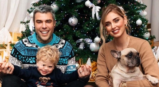 Chiara Ferragni, foto di famiglia con l'albero di Natale. Ma i fan notano un dettaglio: «Ma come fate?»