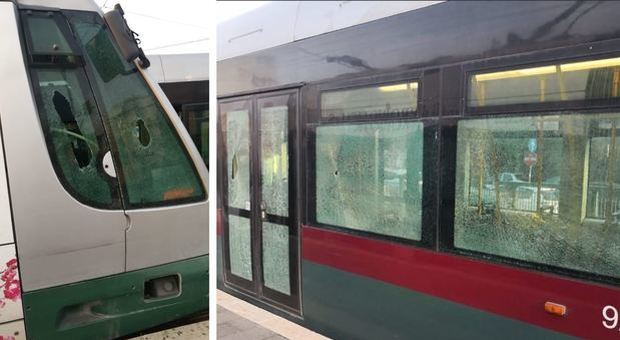 Roma, spacca a martellate i vetri di due tram della linea 8