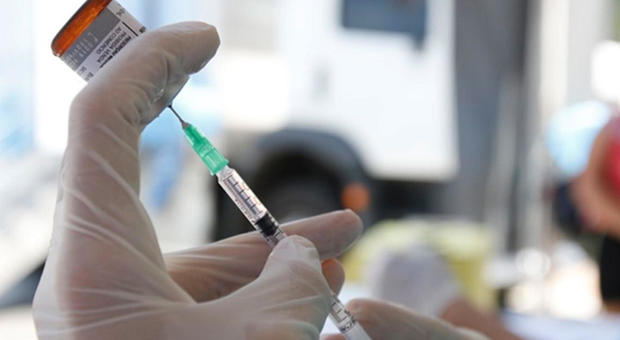 Vaccino Covid19, Astrazeneca : «Costerà pochi euro, è già in produzione. Entro l'estate i risultati dei test»