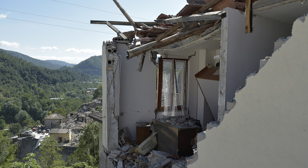 Terremoto, Amatrice, primo arresto per sciacallaggio: ladro giunto da Napoli forza porta di una casa lesionata