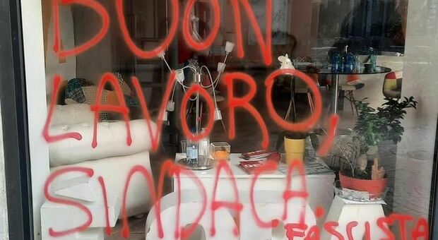 «Buon lavoro, sindaca. Fascista»: imbrattata la vetrina del comitato di Chiara Frontini. Solidarietà da FdI