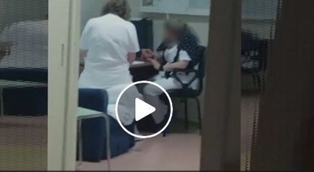 Bimbo arriva piangendo in pediatria nel Napoletano, le infermiere lo ignorano: video e sdegno sui social