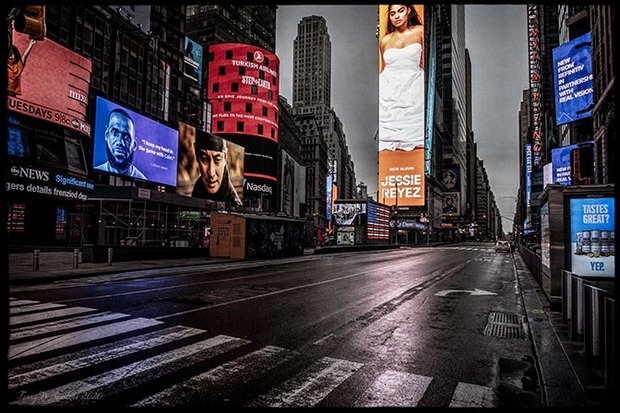 Times Square deserta, foto di Terry W. Sanders