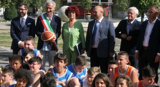 In Piazza del Popolo il sindaco di Latina Damiano Coletta, la Senatrice Valeria Fedeli e il coach Valerio Bianchini