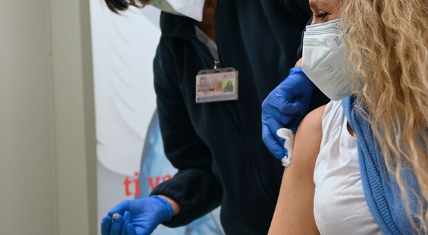 Vaccini agli over 80, nel Lazio in tilt il sito per prenotare. Piano nazionale nel caos