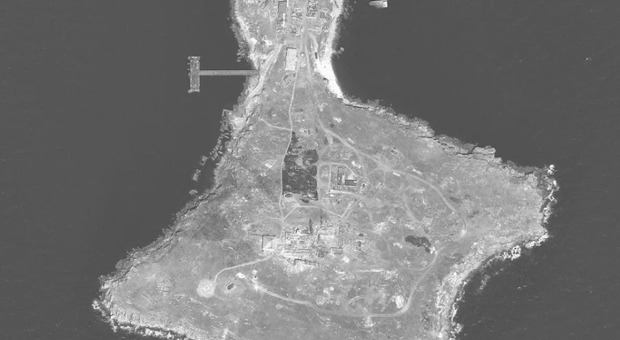 Ucraina, cosa succede all'Isola dei Serpenti? Attacco di Kiev, le immagini satellitari mostrano "bruciature"