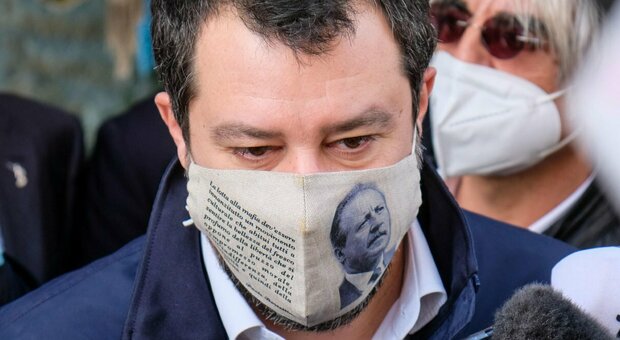 Salvini, mascherina con l'immagine di borsellino in via D'Amelio. Polemiche di Pd e 5Stelle