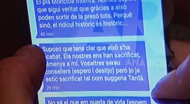Puigdemont tradito da una chat: «Finita, mi hanno sacrificato»