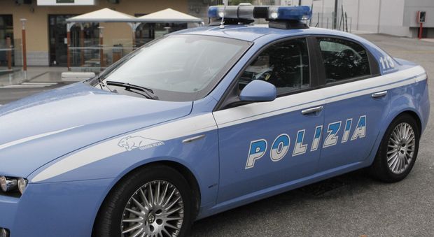 Roma, meccanico a spasso con l'auto della polizia in manutenzione rimproverava irregolarità dei cittadini. Arrestato