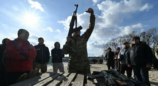 Ucraina, la Russia riconosce il Donbass: inviati i primi soldati