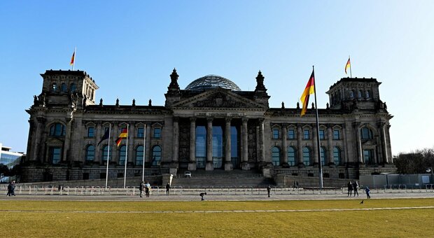 Berlino, piano d'attacco al Bundestag, 25 arresti: tra i terroristi anche politici e una donna russa. «Avevano pianificato un colpo di Stato»