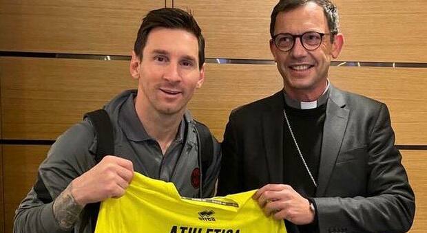 Papa Francesco dona a Messi la maglia di Athletica Vaticana