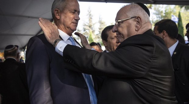 L'ex generale Benny Gantz, a sinistra, con il presidente israeliano Reuven Rivlin