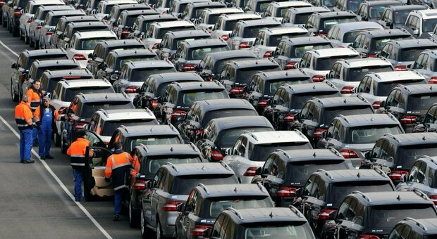Auto, a rischio 70mila posti in Italia: «Oggi il gasolio inquina meno»