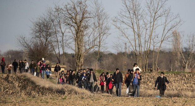 Profughi siriani, Erdogan alla Grecia: «Fateli passare, vogliono preseguire il viaggio verso altri paesi»