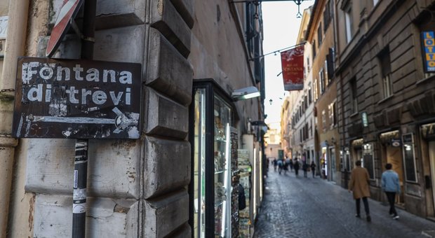Cartelli abusivi a Roma: a Trevi ne spunta un altro vicino Fontana di Trevi
