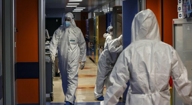 Brusaferro: «Considerare pandemia come una "sindemia"». Ecco il significato