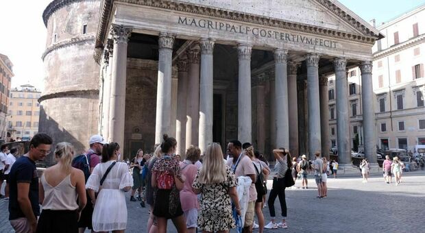 Roma, al Pantheon ingressi gratis venduti a 15 euro: l'ultima truffa dei bagarini