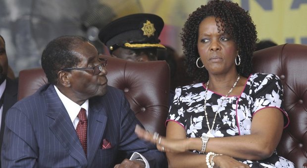 Mugabe, la moglie Grace in fuga. Ambiziosa e appassionata di shopping: ecco chi è la first lady