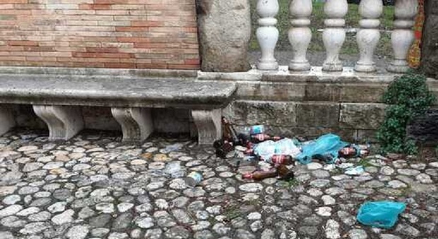 Roma, degrado nei pressi del Colosseo: bottiglie a terra e sporcizia