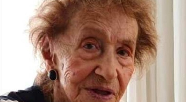 Ex segretaria nazista (96 anni) in fuga in taxi: voleva evitare processo per la morte di 11mila persone