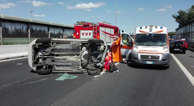 Roma, incidente sul Gra, auto si ribalta: due i feriti. Traffico in tilt