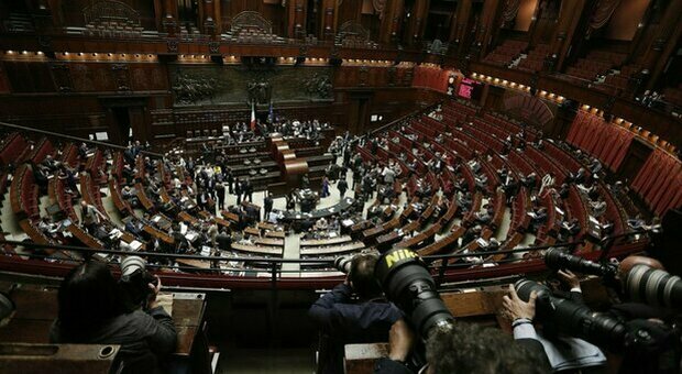 Referendum, il "no" di Prodi che stana il Pd dall'ambiguità. Forza Italia divisa, e il sì poco convinto di Salvini