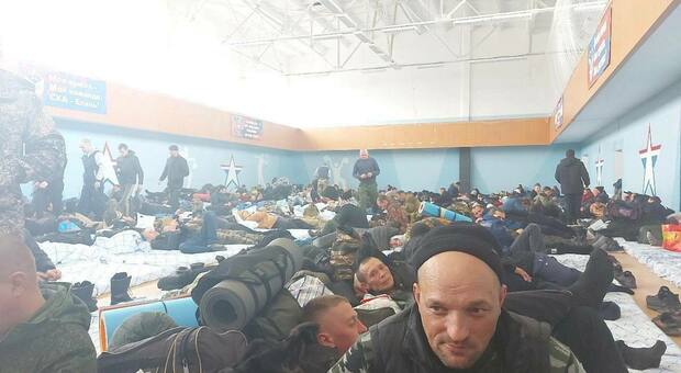 Soldati russi bloccati dal Covid, focolaio nell'esercito di Putin. I dottori: «Non abbiamo le medicine per curarli»