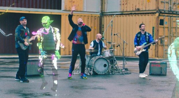 Coldplay, Chris Martin: «Così la pandemia mi ha cambiato». Per il nuovo singolo lancio spaziale