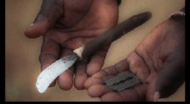 Lamette e rasoi vengono spesso usati per mutilare i genitali femminili e possono causare gravi infezioni