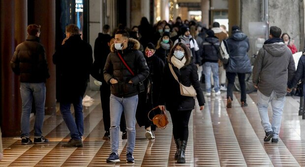 Ricoveri in aumento in 17 regioni. In Toscana è record di contagi, nelle Marche terapie intensive al 21%