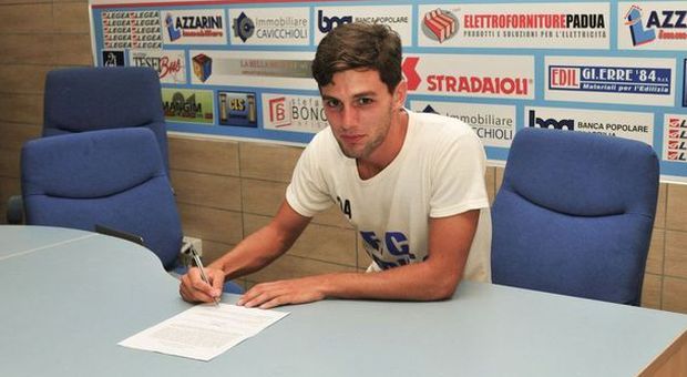 Gianlorenzo Zeccolella firma il contratto con l'Aprilia calcio