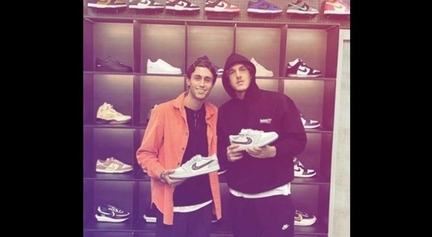 Il calciatore Nicolò Zaniolo posa con la sua Jordan insieme a Riccardo Sofia, giovane imprenditore che si occupa di sneakers in resell, in zona Eur Torrino