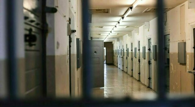 Relazione galeotta con detenuto costa l'allontanamente a due donne dipendenti di un carcere inglese