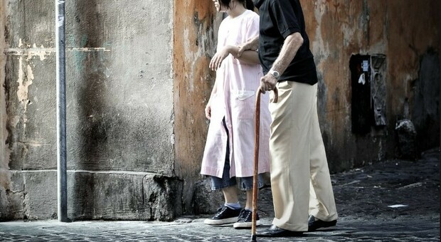 Anziano aiuta una cubana, ma lei lo minaccia: «Se non mi dai i soldi, do fuoco alla tua casa». Truffa e violenza a Ostia
