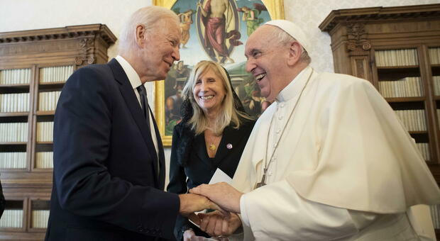 Biden, con Francesco nessun cenno all'aborto. «Ma per il Papa dovrei continuare a fare la comunione»