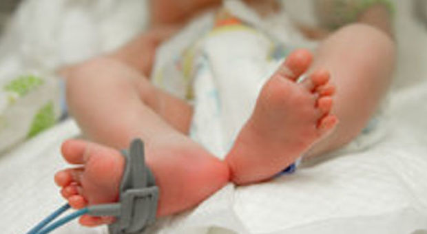 Roma, neonato colpito da rara malattia, Federfarma denuncia: «Negata una medicina urgente»
