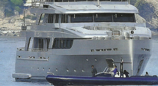 Pier Silvio Berlusconi e Lorenzo Mattia a Genova per guardare il nuovo yacht