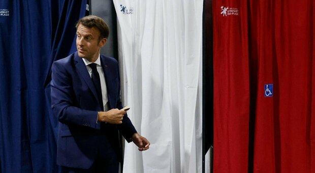 Elezioni Francia, Mélenchon cresce: per Macron maggioranza assoluta a rischio. Astensione record al 52%