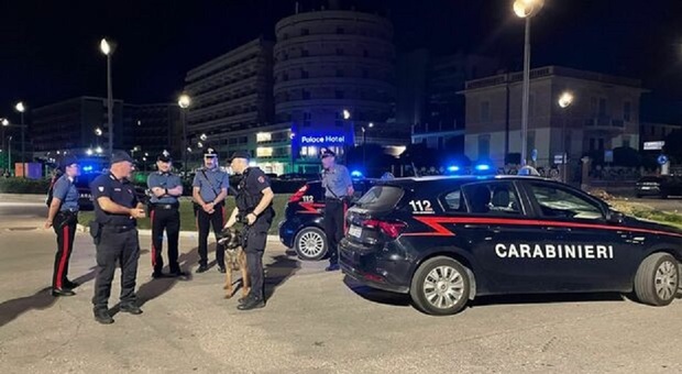 Senigallia, accorrono sul lungomare per una lite tra ragazzine: carabinieri insultati e sfidati dai bulli ubriachi