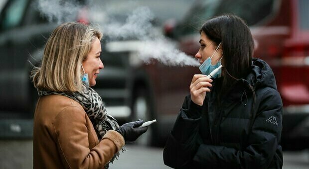 Covid, variante inglese: l'Associazione «Nofumadores» chiede al governo spagnolo stop al fumo in strada