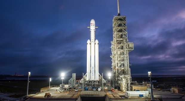 Il Falcon Heavy sulla rampa di lancio a Cape Canaveral