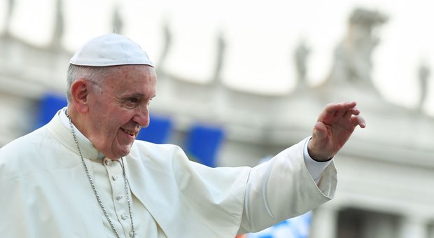 Papa Francesco: «Non lascio». L'accusatore Viganò: «Temo per la mia vita»