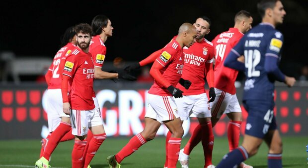 Focolaio Belenenses: 14 positivi, contro il Benfica in campo in 9 contro 11. Gara sospesa sul 7-0