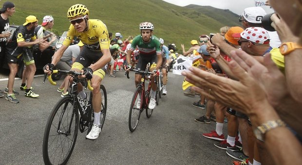 Chris Froome in maglia gialla in azione durante il Tour del 2007 poi vinto. Dietro di lui l'azzurro Fabio Aru