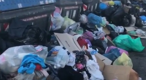 Roma, sulla Cassia 200 metri di vergogna: il video sui rifiuti diventa virale