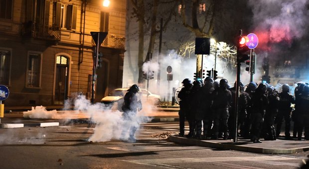 Anarchici assaltano e sfasciano pullman a Torino, 12 fermi