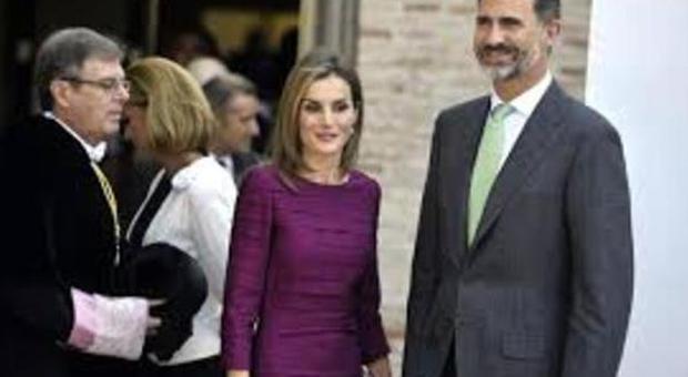 Royal spendig review nella monarchia spagnola: il re Filippo si taglia lo stipendio del 20%